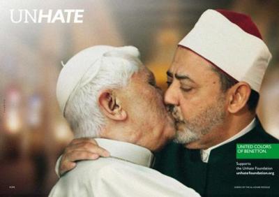 Vaticaan woedend om zoenende paus - Benetton trekt deel campagne in